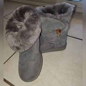 Short gray toggle boots. Size 8.